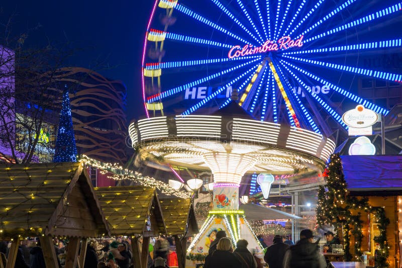 Il Natale commercializza con il carosello e i ferris spingono dentro Duisburg, GE fotografie stock Il Natale commercializza con il carosello e i ferris spingono dentro Duisburg, GE fotografie stock