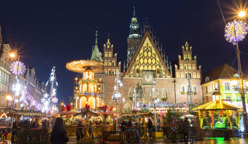 Il Natale commercializza a Wroclaw alla sera, Polonia, Europa