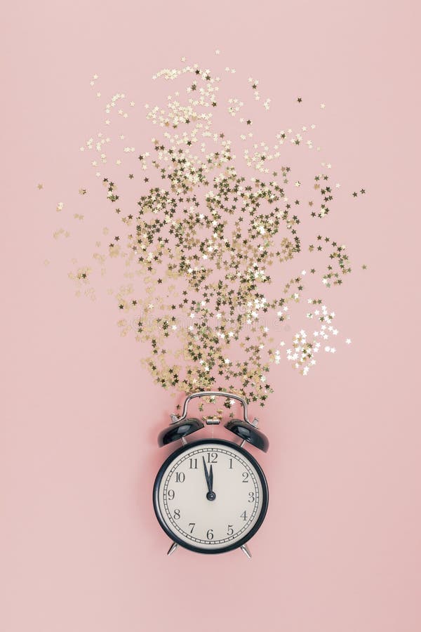 Il Natale del nuovo anno la vista di cima che pone pianamente la sveglia nera dodici ha coperto la carta rosa millenaria di color fotografia stock libera da diritti Il Natale del nuovo anno la vista di cima che pone pianamente la sveglia nera dodici ha coperto la carta rosa millenaria di color fotografia stock libera da diritti