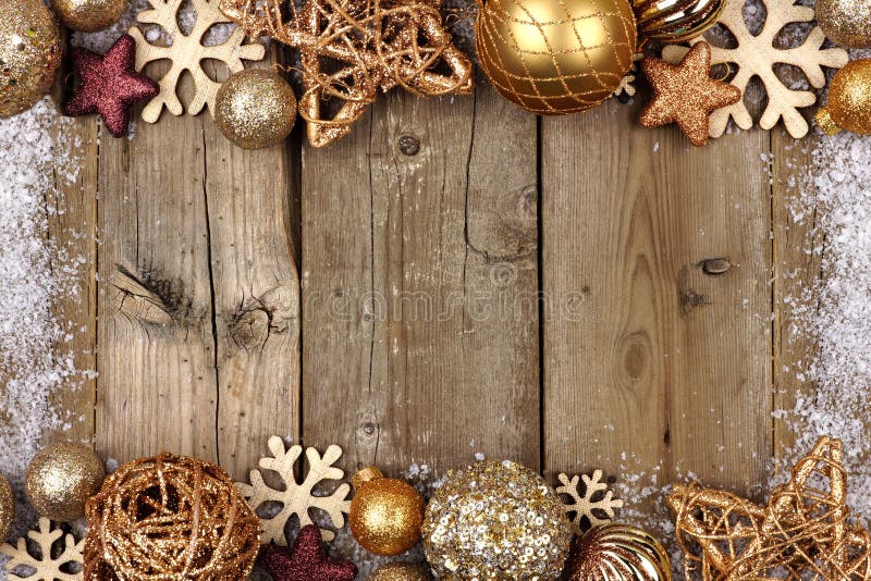 Il Natale dell'oro orna il doppio confine con la struttura della neve su legno immagine stock libera da diritti Il Natale dell'oro orna il doppio confine con la struttura della neve su legno immagine stock libera da diritti