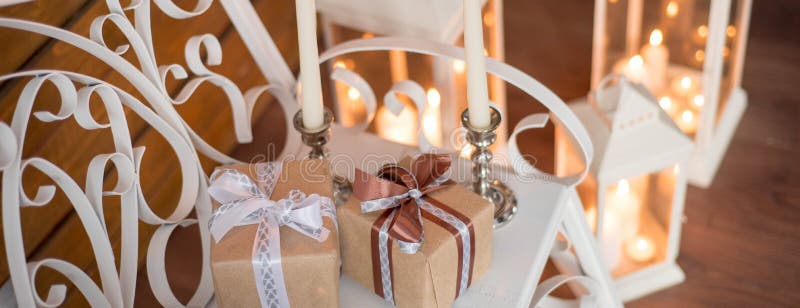 Il Natale esamina in controluce la combustione alla notte di San Silvestro sulle scale di legno immagini stock libere da diritti Il Natale esamina in controluce la combustione alla notte di San Silvestro sulle scale di legno immagini stock libere da diritti