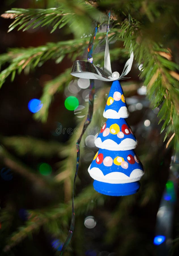 Il Natale gioca il piccolo hangi brillantemente colorato di legno dell'albero di Natale immagini stock libere da diritti Il Natale gioca il piccolo hangi brillantemente colorato di legno dell'albero di Natale immagini stock libere da diritti
