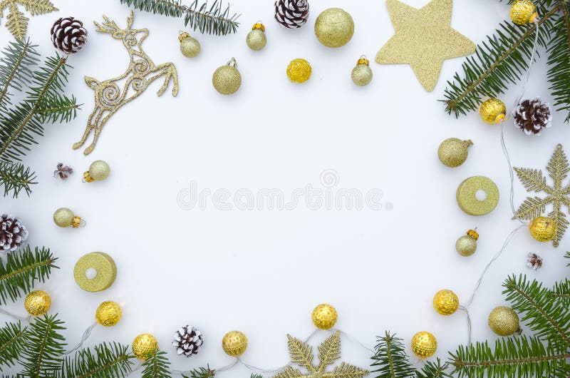 Il Natale incornicia fatto dei rami dell'abete, delle decorazioni festive, dei contenitori di regalo e delle pigne, ghirlande dor fotografie stock Il Natale incornicia fatto dei rami dell'abete, delle decorazioni festive, dei contenitori di regalo e delle pigne, ghirlande dor fotografie stock