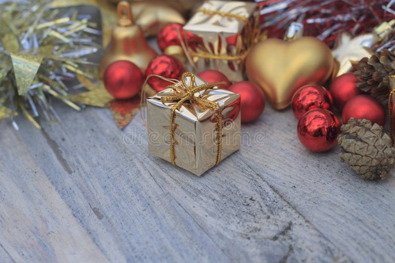 Il Natale rappresenta con rosso ed i giocattoli dell'oro fotografia stock libera da diritti Il Natale rappresenta con rosso ed i giocattoli dell'oro fotografia stock libera da diritti