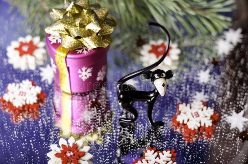 Il Natale regalo, scimmia e fiocco di neve bianco rosso e attilla il ramo fotografia stock libera da diritti Il Natale regalo, scimmia e fiocco di neve bianco rosso e attilla il ramo fotografia stock libera da diritti