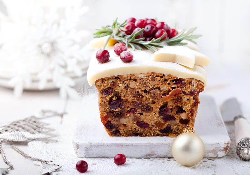 Il Natale tradizionale fruttifica budino del dolce con marzapane ed il mirtillo rosso fotografia stock Il Natale tradizionale fruttifica budino del dolce con marzapane ed il mirtillo rosso fotografia stock
