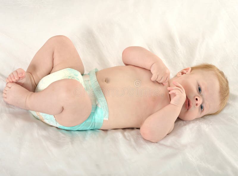 Il neonato adorabile dentro vizia fotografia stock Il neonato adorabile dentro vizia fotografia stock