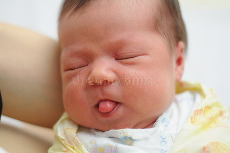 Il neonato mostra la lingua fotografia stock immagine di miracolo ... Sognare un bambino neonato
