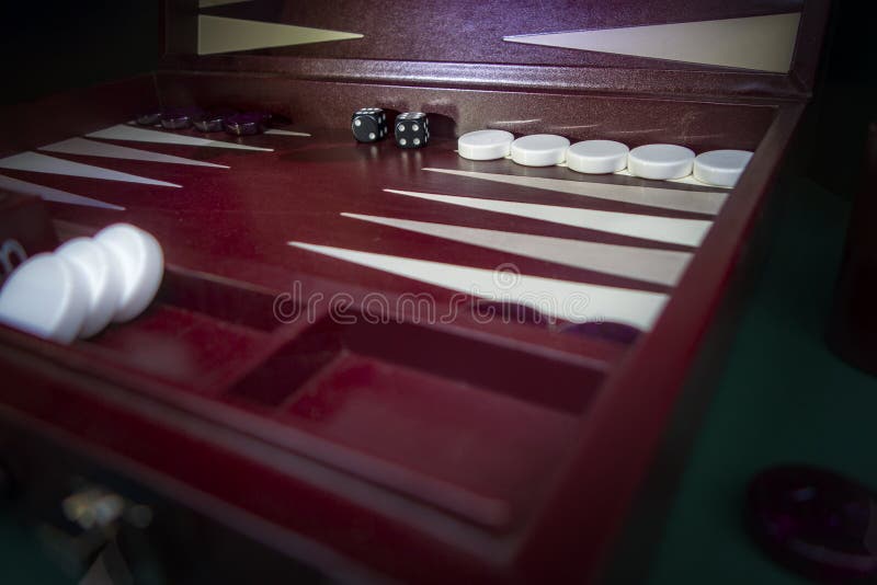 Il nero bianco rosso abbronza i giochi da tavolo della tavola reale messi con i chip ed i dadi bianchi e neri fotografia stock Il nero bianco rosso abbronza i giochi da tavolo della tavola reale messi con i chip ed i dadi bianchi e neri fotografia stock