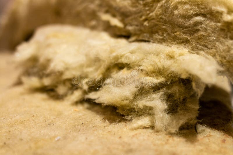 Il pacchetto del materiale dell'isolamento termico, lana di roccia è avvolto in stagnola fotografia stock libera da diritti Il pacchetto del materiale dell'isolamento termico, lana di roccia è avvolto in stagnola fotografia stock libera da diritti