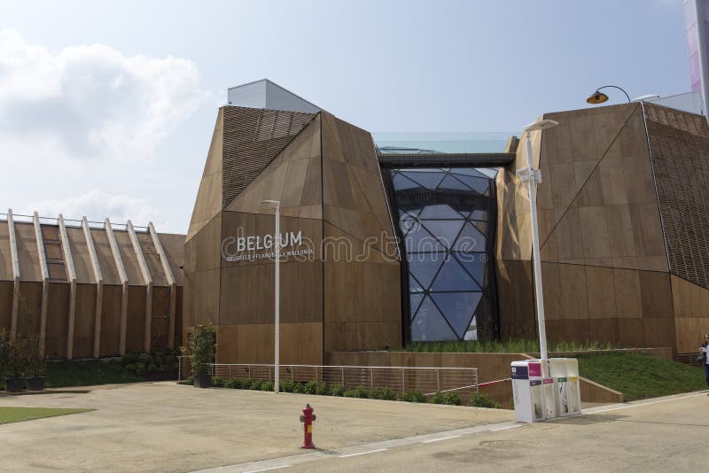 Il padiglione belga all'Expo del pomeriggio, esposizione universale sul tema dell'alimentazione il 30 maggio 2015 a Milano immagine stock Il padiglione belga all'Expo del pomeriggio, esposizione universale sul tema dell'alimentazione il 30 maggio 2015 a Milano immagine stock