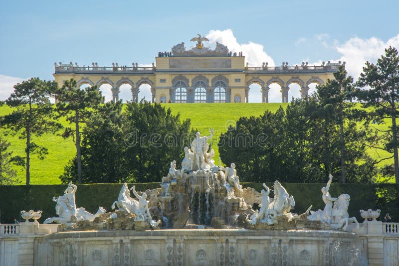 Il padiglione di Gloriette e la fontana di Nettuno in Schonbrunn parcheggiano, Vienna, Austria fotografia stock Il padiglione di Gloriette e la fontana di Nettuno in Schonbrunn parcheggiano, Vienna, Austria fotografia stock