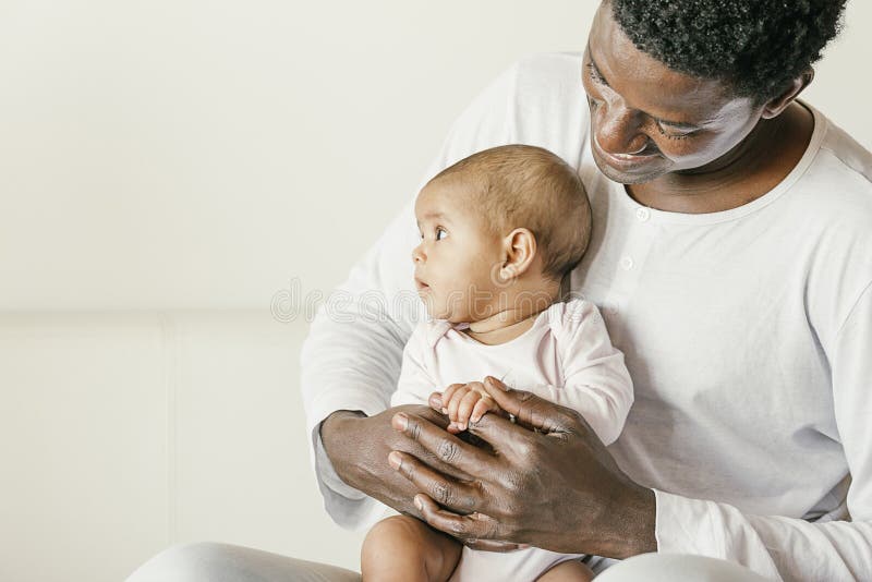 Il padre ed il bambino felici si divertono fotografie stock Il padre ed il bambino felici si divertono fotografie stock