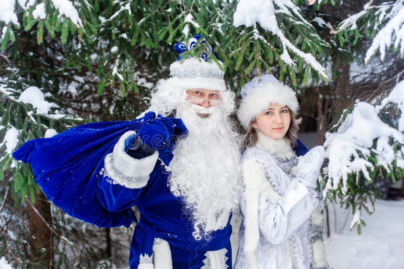 Moroz, Personaggio Di Natale Russo. Padre Gelo Con Una Borsa Di Regali in  Una Foresta Innevata. Inverno Immagine Stock - Immagine di gelo, uomo:  205092817