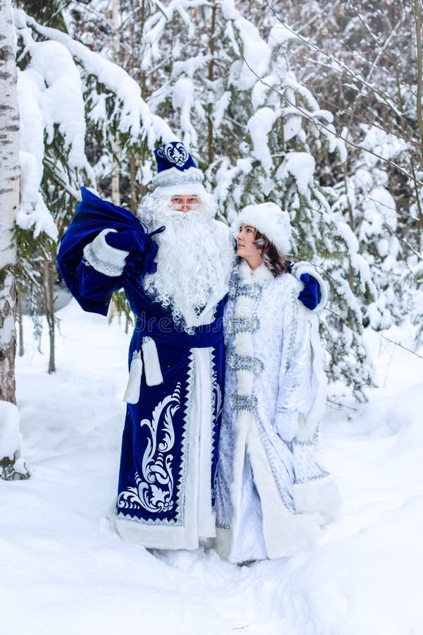 Moroz, Personaggio Di Natale Russo. Padre Gelo Con Una Borsa Di Regali in  Una Foresta Innevata. Inverno Immagine Stock - Immagine di gelo, uomo:  205092817