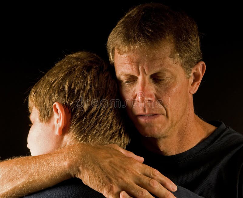 Il padre, gridante, abbraccia il figlio immagini stock Il padre, gridante, abbraccia il figlio immagini stock