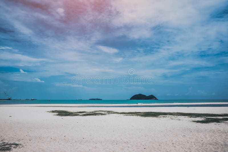 Il paesaggio di cielo blu con si rannuvola il mare Priorità bassa di vacanza immagine stock Il paesaggio di cielo blu con si rannuvola il mare Priorità bassa di vacanza immagine stock