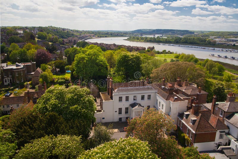 Il paesaggio intorno della città di Rochester include il fiume Risonanza e l'yacht club immagini stock libere da diritti Il paesaggio intorno della città di Rochester include il fiume Risonanza e l'yacht club immagini stock libere da diritti
