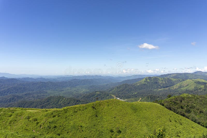 Il paesaggio sul punto di vista di pomeriggio Montagne complesse, chiaro cielo blu Punto di vista della miniera di Pilok, Kanchan immagine stock libera da diritti Il paesaggio sul punto di vista di pomeriggio Montagne complesse, chiaro cielo blu Punto di vista della miniera di Pilok, Kanchan immagine stock libera da diritti