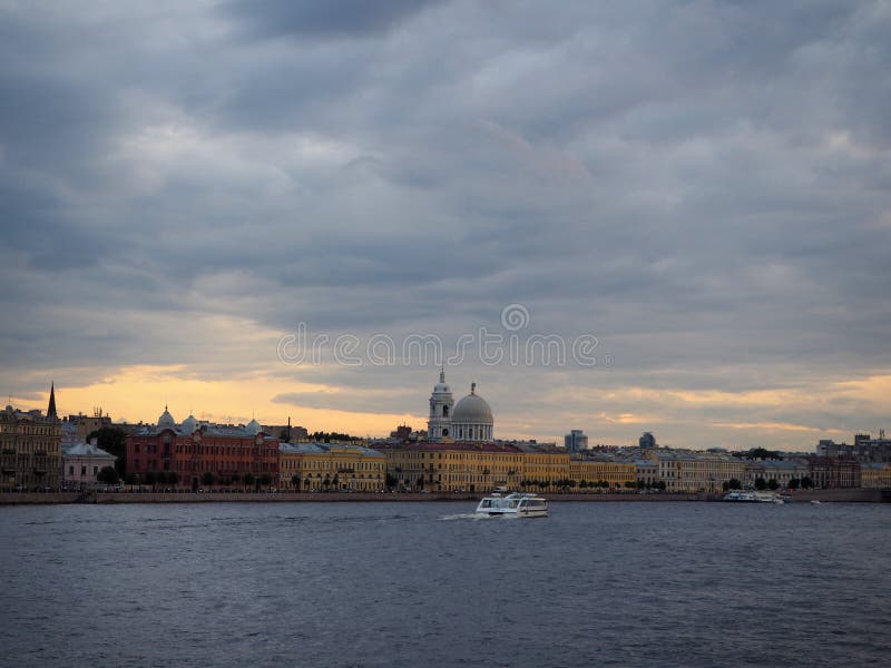 Il paesaggio urbano della barca turistica porta i turisti lungo l'argine di Neva River fotografia stock libera da diritti Il paesaggio urbano della barca turistica porta i turisti lungo l'argine di Neva River fotografia stock libera da diritti