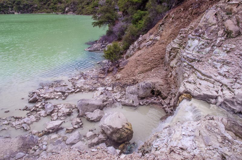 Il paese delle meraviglie del termale di Wai-O-Tapu immagini stock libere da diritti Il paese delle meraviglie del termale di Wai-O-Tapu immagini stock libere da diritti