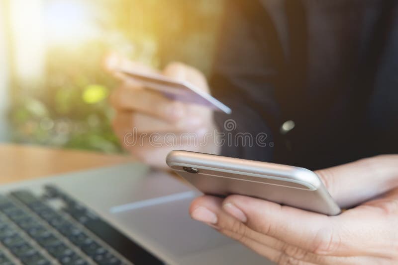 Il pagamento online, il ` s dell'uomo passa lo smartphone della tenuta e credito c usando fotografia stock libera da diritti Il pagamento online, il ` s dell'uomo passa lo smartphone della tenuta e credito c usando fotografia stock libera da diritti