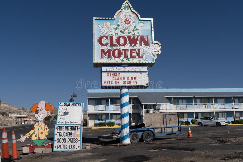 Il pagliaccio Motel firma dentro Tonopah Nevada, è un motel kitschy di stile della corte del motore in U.S.A.