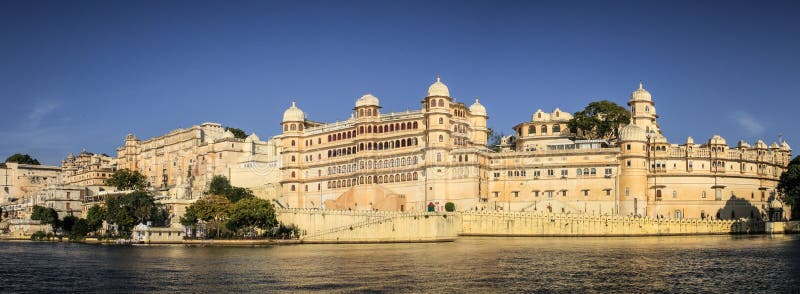 Il palazzo della città di Udaipur ha osservato dal pichola del lago, Udaipur, Ragiastan, India immagine stock Il palazzo della città di Udaipur ha osservato dal pichola del lago, Udaipur, Ragiastan, India immagine stock