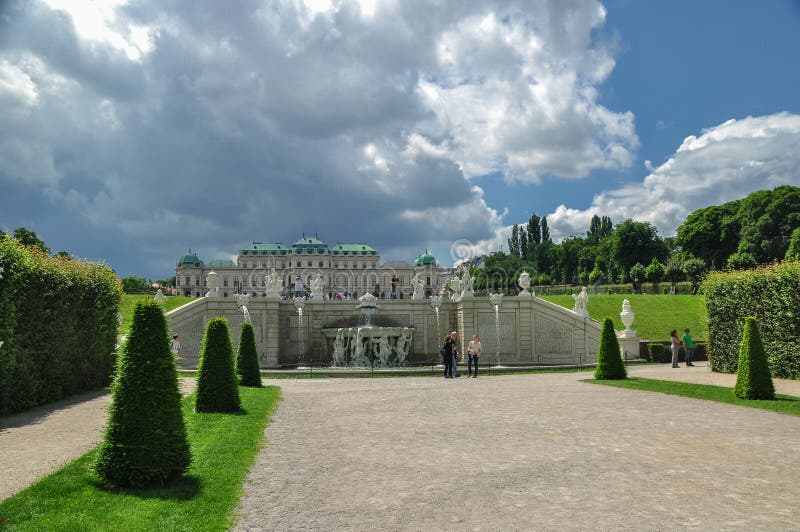 Il palazzo di belvedere con il suo parco a Vienna, Austria immagine stock Il palazzo di belvedere con il suo parco a Vienna, Austria immagine stock