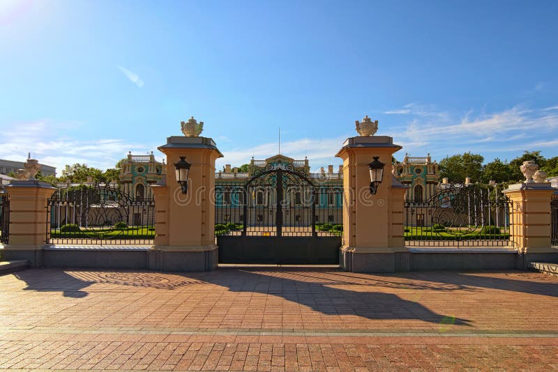 Il palazzo di Mariinsky è la residenza cerimoniale ufficiale del presidente dell'Ucraina a Kiev Bello paesaggio pieno di sole fotografia stock libera da diritti Il palazzo di Mariinsky è la residenza cerimoniale ufficiale del presidente dell'Ucraina a Kiev Bello paesaggio pieno di sole fotografia stock libera da diritti