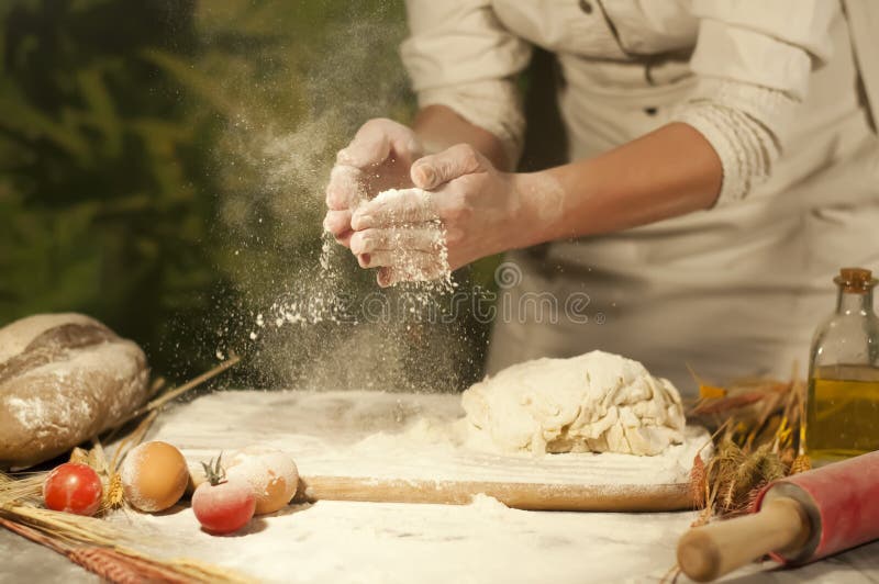 Il panettiere della donna passa, impasta la pasta e la fabbricazione produrre del pane, il burro, farina del pomodoro immagine stock libera da diritti Il panettiere della donna passa, impasta la pasta e la fabbricazione produrre del pane, il burro, farina del pomodoro immagine stock libera da diritti