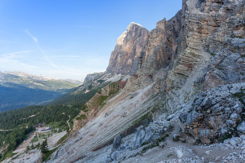 Il panorama della capanna della montagna di Dibona e delle rocce triassiche variopinte al paga di Tofana di Rozes immagine stock Il panorama della capanna della montagna di Dibona e delle rocce triassiche variopinte al paga di Tofana di Rozes immagine stock