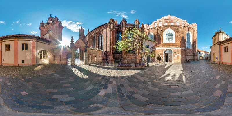Il panorama senza cuciture sferico completo 360 gradi si inclina nel cortile di vecchia chiesa gotica di fotografia stock libera da diritti Il panorama senza cuciture sferico completo 360 gradi si inclina nel cortile di vecchia chiesa gotica di fotografia stock libera da diritti