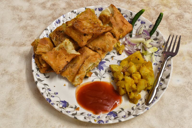 Il paratha di Mughlai è un alimento popolare della via del bengalese, un pane fritto molle migliorato da un riempimento del keema fotografia stock Il paratha di Mughlai è un alimento popolare della via del bengalese, un pane fritto molle migliorato da un riempimento del keema fotografia stock