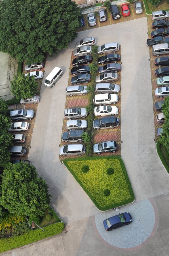 Il parcheggio con le automobili immagini stock Il parcheggio con le automobili immagini stock