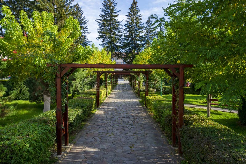 Il parco centrale di Târgu Ocna, Bac? u, Romania immagine stock libera da diritti