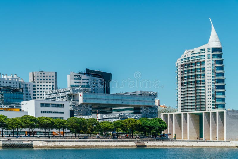 Il parco di Parque il das Nacoes delle nazioni a Lisbona è un centro culturale moderno e un posto per il centro commerciale, il P immagine stock Il parco di Parque il das Nacoes delle nazioni a Lisbona è un centro culturale moderno e un posto per il centro commerciale, il P immagine stock
