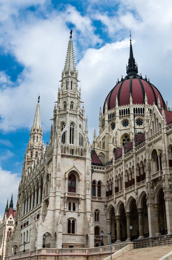 Il Parlamento dell'Ungheria copre con una cupola, arte gotica a Budapest fotografia stock Il Parlamento dell'Ungheria copre con una cupola, arte gotica a Budapest fotografia stock
