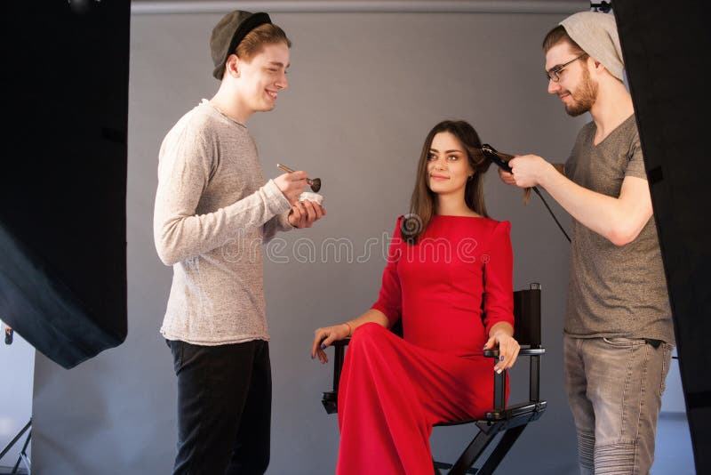 Il parrucchiere ed il truccatore lavorano insieme fotografie stock libere da diritti Il parrucchiere ed il truccatore lavorano insieme fotografie stock libere da diritti