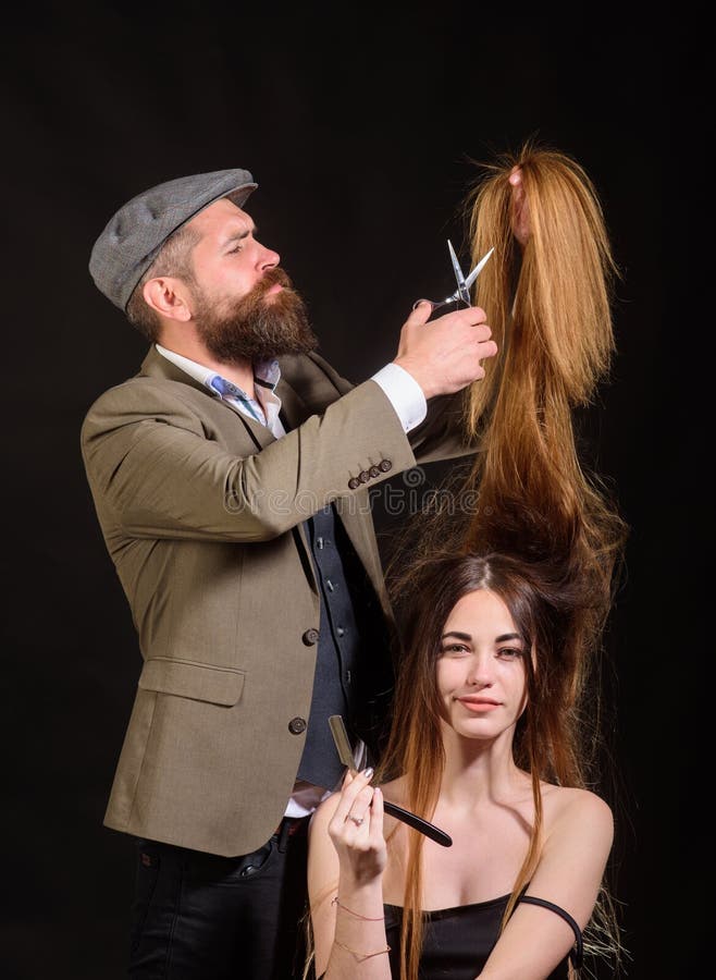 Il parrucchiere rende ad acconciatura una donna con capelli lunghi Ritratto del modello alla moda della donna Il parrucchiere mat fotografia stock libera da diritti Il parrucchiere rende ad acconciatura una donna con capelli lunghi Ritratto del modello alla moda della donna Il parrucchiere mat fotografia stock libera da diritti