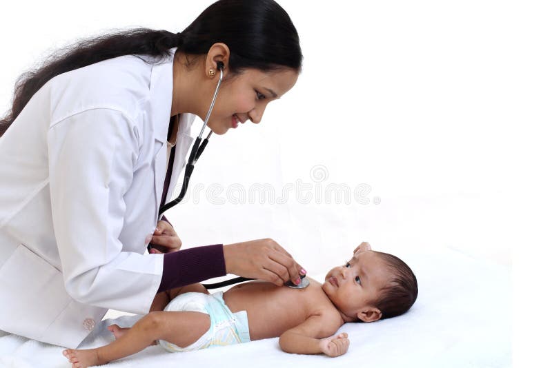 Il pediatra femminile tiene il neonato fotografia stock libera da diritti Il pediatra femminile tiene il neonato fotografia stock libera da diritti