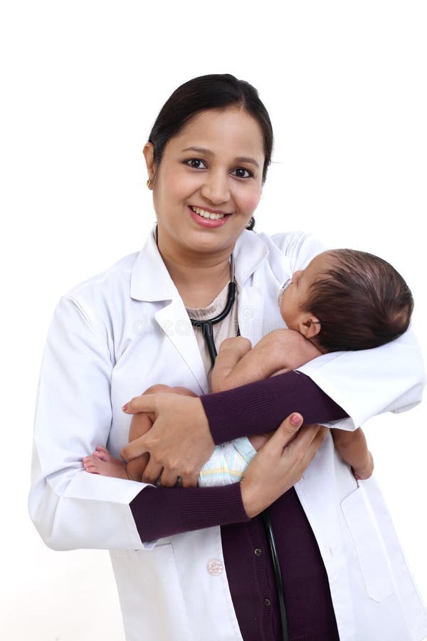 Il pediatra femminile tiene il neonato fotografia stock Il pediatra femminile tiene il neonato fotografia stock