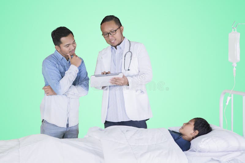 Il pediatra spiega il risultato medico sul padre fotografie stock Il pediatra spiega il risultato medico sul padre fotografie stock