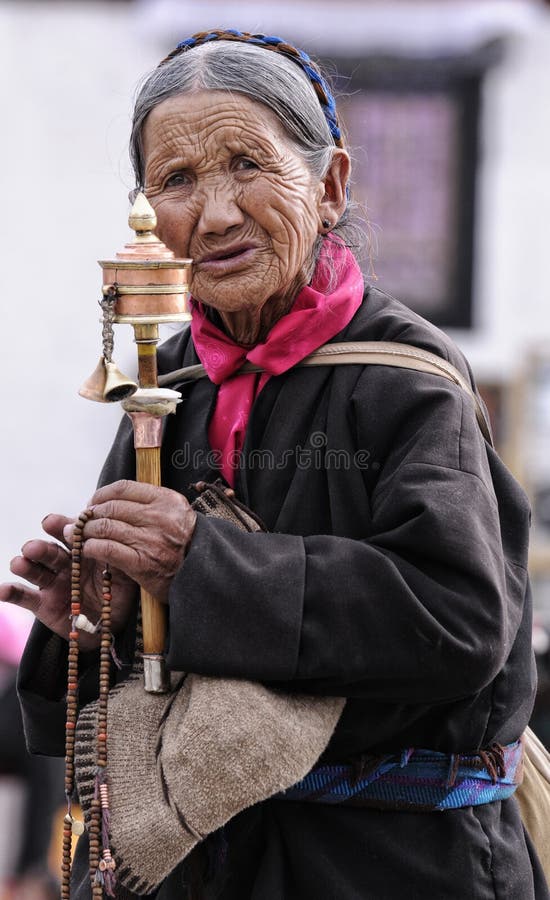 Il pellegrino tibetano non identificato circonda il Palazzo del Potala
