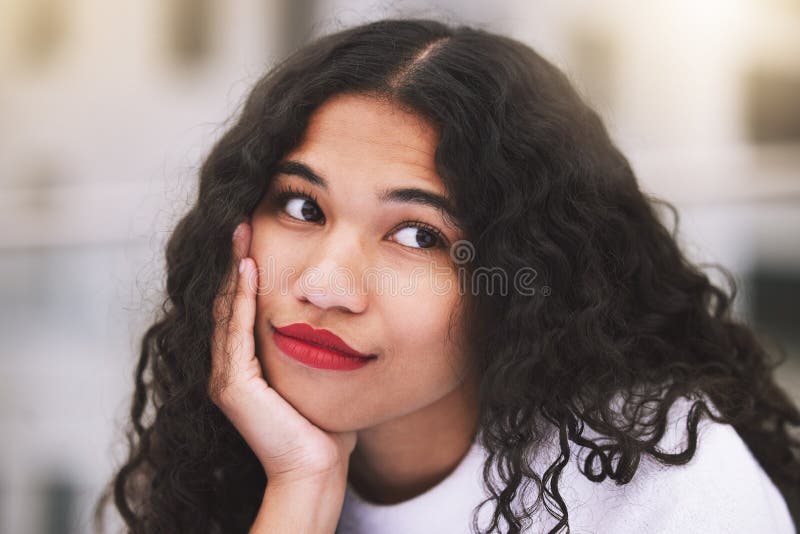 Il pensiero facciale e la donna si rilassano in un ambiente urbano in attesa in città. giovane donna messicana fotografie stock libere da diritti
