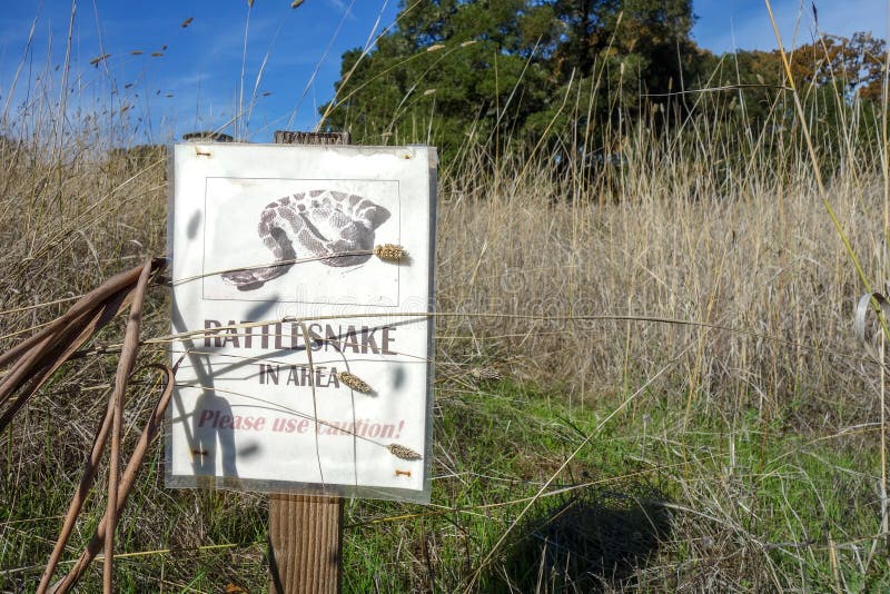 Il pericolo del crotalo firma dentro il paese di vino della California immagine stock libera da diritti Il pericolo del crotalo firma dentro il paese di vino della California immagine stock libera da diritti