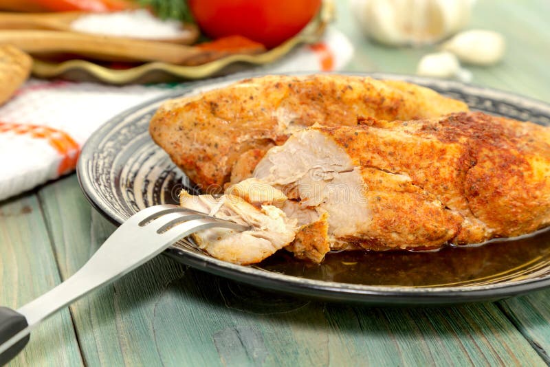 Il petto di pollo al forno con le spezie immagine stock Il petto di pollo al forno con le spezie immagine stock