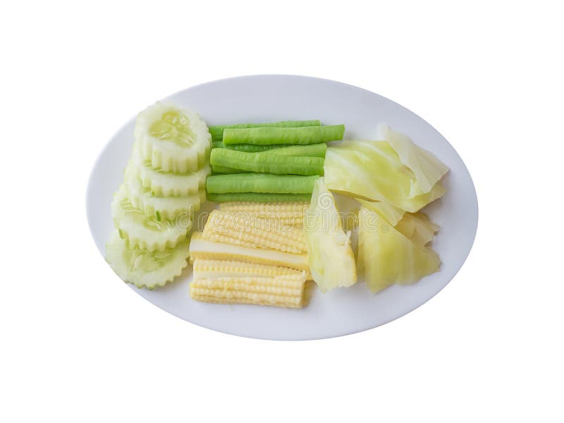 Il piatto laterale ha bollito la verdura con il mais e le lenticchie di bambino del cavolo del cetriolo isolati fotografia stock Il piatto laterale ha bollito la verdura con il mais e le lenticchie di bambino del cavolo del cetriolo isolati fotografia stock