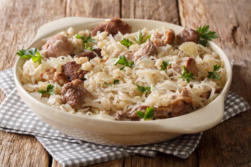 Il Piatto Principale Estone Mulgikapsas Ha Cucinato La Carne Di Maiale