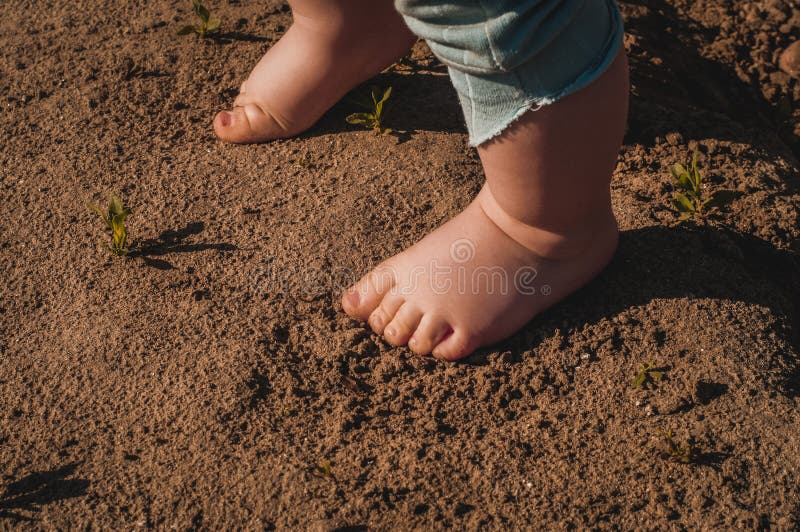 Il piede dei bambini è macchiato e sporco immagine stock libera da diritti Il piede dei bambini è macchiato e sporco immagine stock libera da diritti